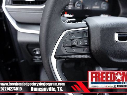 Used 2025 Jeep Grand Cherokee Altitude AWD/4WD image 25