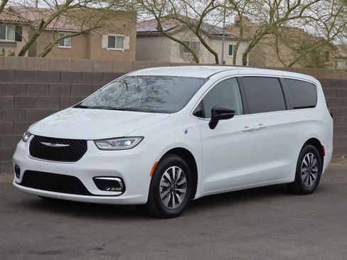 Used 2024 Chrysler Pacifica Limited FWD image 4
