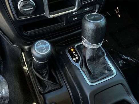 Used 2020 Jeep Gladiator Sport image 17