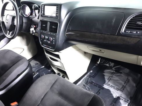 Used 2019 Dodge Grand Caravan SE w/ UConnect Hands-Free Group image 36