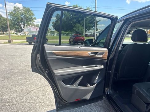 Used 2026 Volkswagen Atlas SE FWD image 13