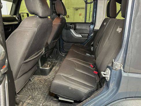 Used 2018 Jeep Wrangler Unlimited Rubicon w/ Connectivity Group AWD/4WD image 8