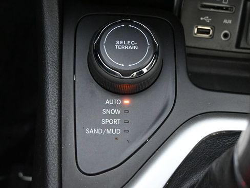 Used 2016 Jeep Cherokee Sport AWD/4WD image 29