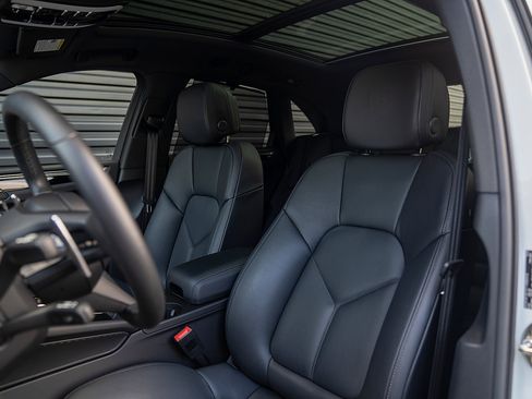 Certified 2025 Porsche Macan AWD/4WD image 5