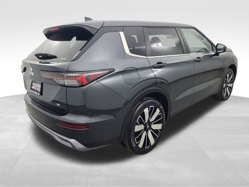 Used 2025 Mitsubishi Outlander SE image 4