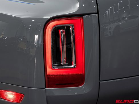 Used 2022 Rolls-Royce Cullinan Black Badge w/ Dark Exterior Package image 19