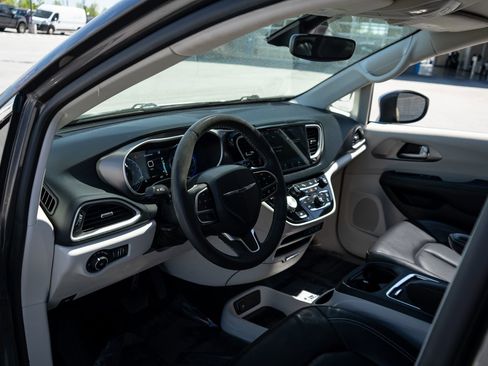 Used 2023 Chrysler Pacifica Touring-L FWD image 13