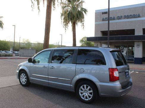 Used 2014 Chrysler Town & Country Touring FWD image 3