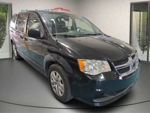 Used 2018 Dodge Grand Caravan SE w/ UConnect Hands-Free Group image 3
