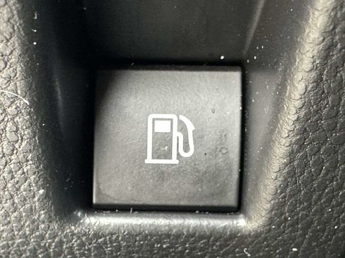 Used 2022 Toyota RAV4 LE AWD/4WD image 13
