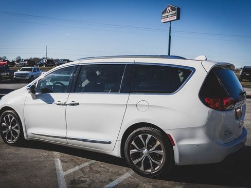 Used 2018 Chrysler Pacifica Limited w/ Tire & Wheel Group image 30