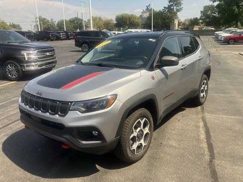 Used 2022 Jeep Compass Trailhawk w/ Trailhawk Convenience Group AWD/4WD image 3