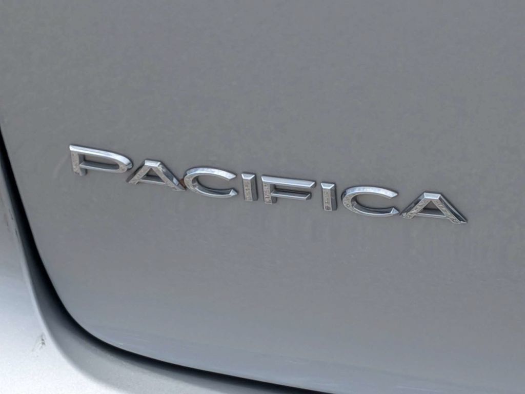 Used 2024 Chrysler Pacifica Touring-L FWD image 12