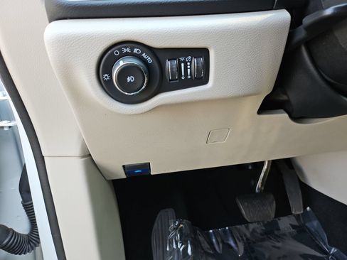 Used 2023 Chrysler Pacifica Touring-L FWD image 25