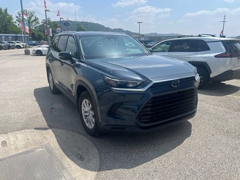 Used 2025 Toyota Grand Highlander AWD image 4