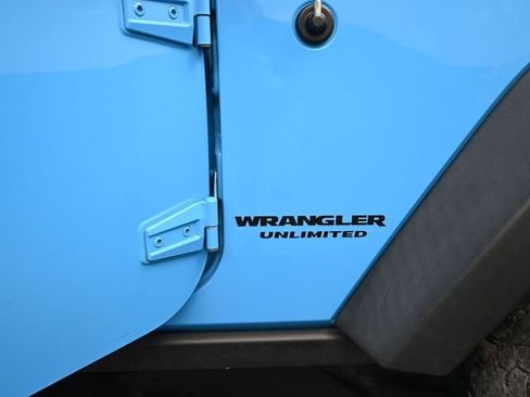 Used 2017 Jeep Wrangler Unlimited Rubicon w/ Connectivity Group image 32