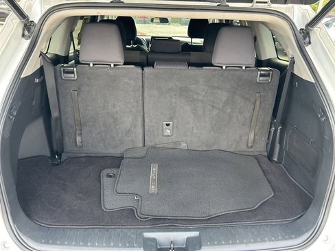 Used 2023 Toyota Highlander L image 30