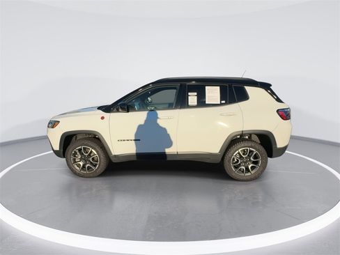 Used 2024 Jeep Compass Trailhawk image 5