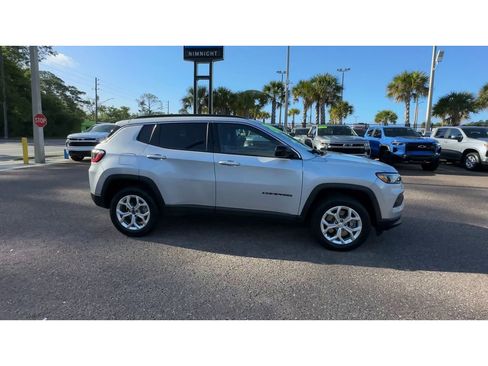 Used 2024 Jeep Compass Latitude image 9