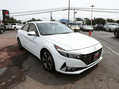 Used 2023 Hyundai Elantra Limited w/ Cargo Package FWD image 3