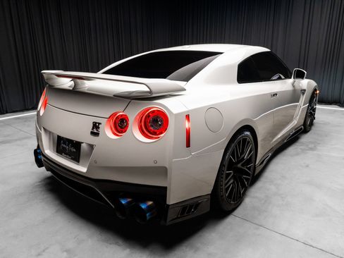 Used 2020 Nissan GT-R Premium AWD/4WD image 17