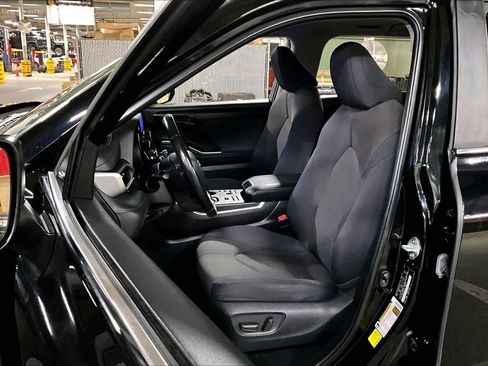 Used 2023 Toyota Highlander LE AWD/4WD image 8