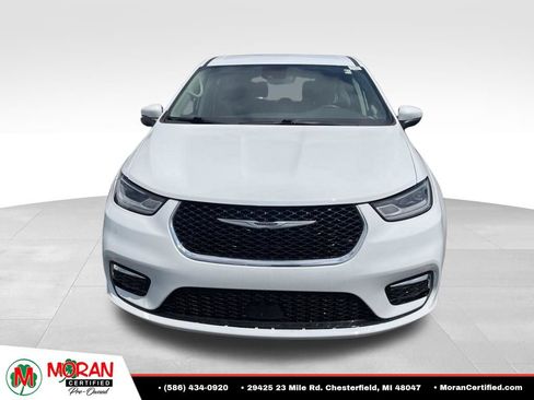 Used 2023 Chrysler Pacifica Touring-L FWD image 2