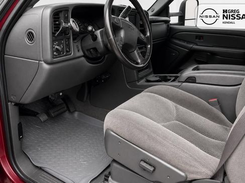 Used 2006 Chevrolet Silverado 2500 LT w/ Onstar Plus Package AWD/4WD image 8