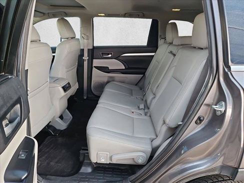 Used 2016 Toyota Highlander XLE AWD/4WD image 25