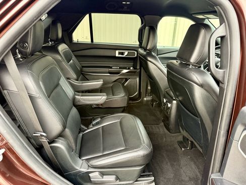 Used 2020 Ford Explorer XLT w/ Equipment Group 202A image 13