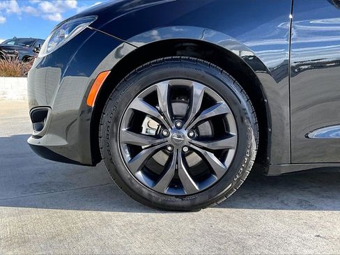 Used 2018 Chrysler Pacifica Touring-L w/ Premium Audio Group image 10