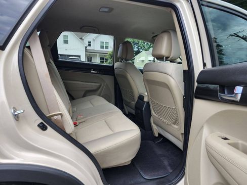 Used 2011 Kia Sorento 2WD image 7