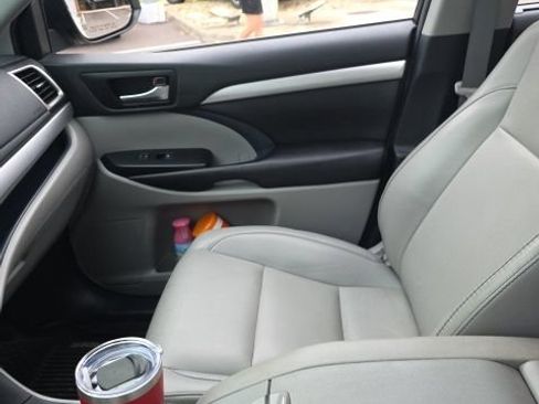 Used 2019 Toyota Highlander XLE AWD/4WD image 11