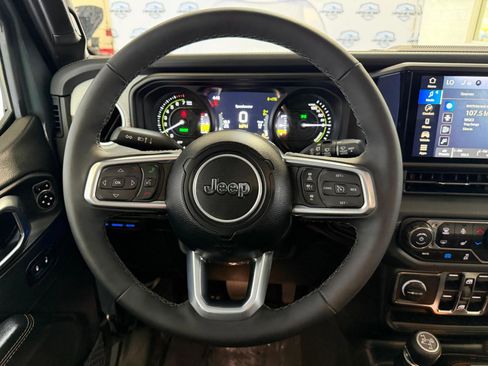 Used 2025 Jeep Wrangler Unlimited Sahara AWD/4WD image 28