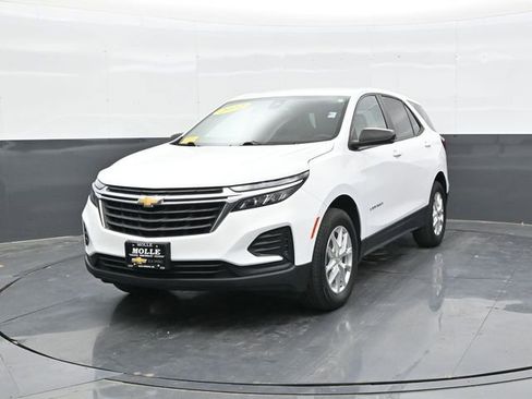 Used 2022 Chevrolet Equinox LS w/ LS Convenience Package AWD/4WD image 2