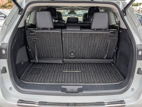 Used 2023 Toyota Highlander XLE image 10