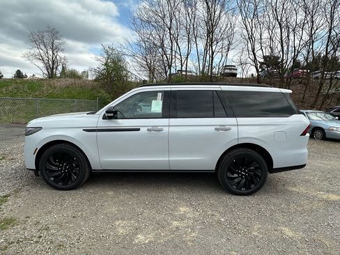New 2026 Lincoln Navigator Reserve w/ Jet Appearance Package AWD/4WD image 2