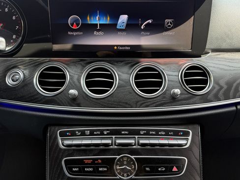 Used 2019 Mercedes-Benz E 300 4MATIC image 31