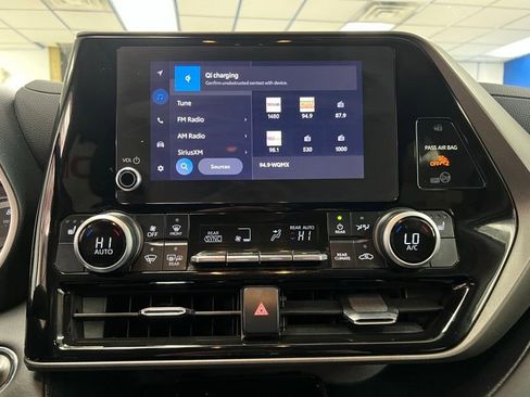 Used 2023 Toyota Highlander XLE AWD/4WD image 25