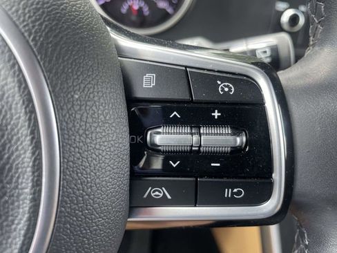Used 2023 Kia Carnival LX FWD image 21