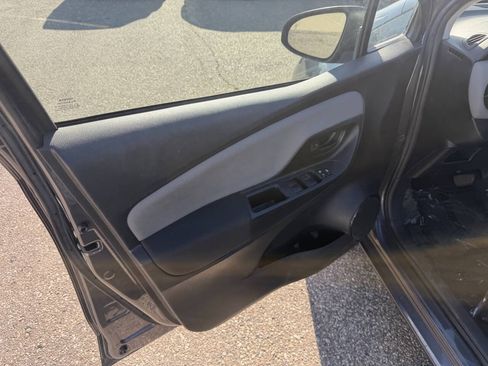Used 2016 Toyota Yaris L FWD image 5