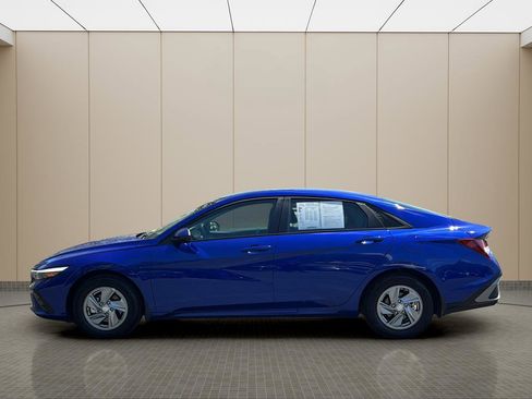 Used 2025 Hyundai Elantra SE image 2