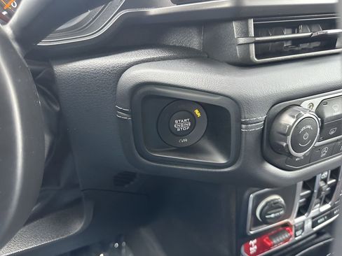 Used 2025 Jeep Wrangler Unlimited Rubicon image 19