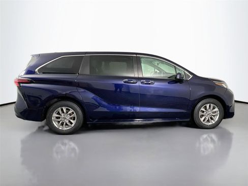 Used 2022 Toyota Sienna LE image 7