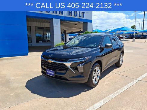 Used 2025 Chevrolet Trax LS w/ Driver Confidence Package FWD image 2