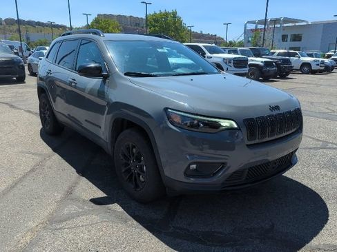 Used 2023 Jeep Cherokee Altitude Lux AWD/4WD image 2