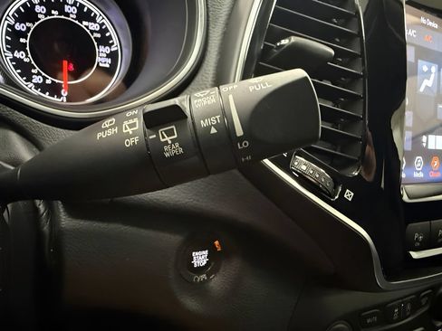 Used 2020 Jeep Cherokee Limited w/ Technology Group FWD image 21