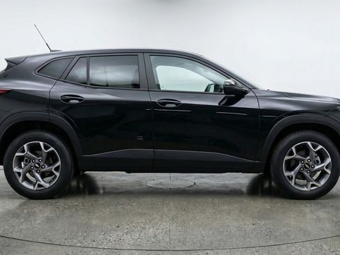 Used 2025 Chevrolet Trax LT w/ LT Convenience Package FWD image 11