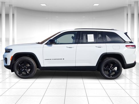 Used 2023 Jeep Grand Cherokee Altitude image 6