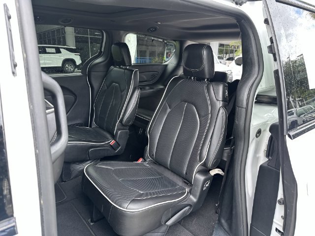 Used 2025 Chrysler Pacifica Limited FWD image 27